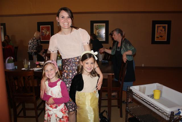 Molly, Esther and Elizabeth 093 (Small).jpg Molly, Esther and Elizabeth 093 (Small).jpg